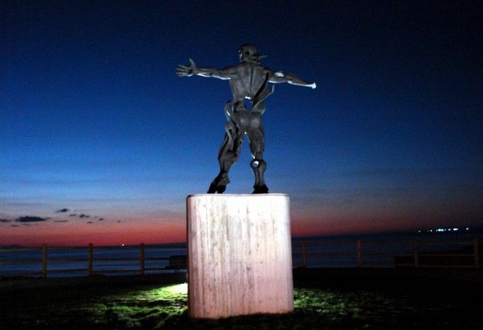 Estatua playa de los locos