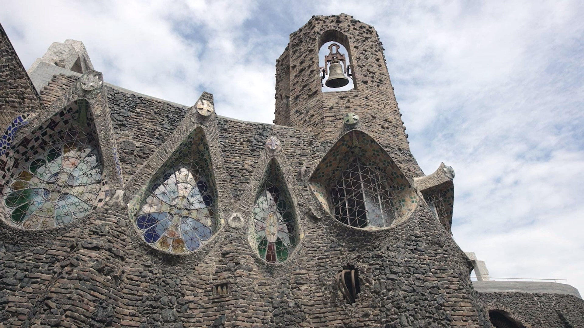 La cripta de Gaudí que inspiró a la Sagrada Familia