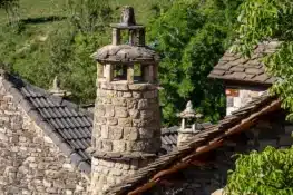 Los espantabrujas, un método ancestral para proteger las chimeneas en el Alto Aragón