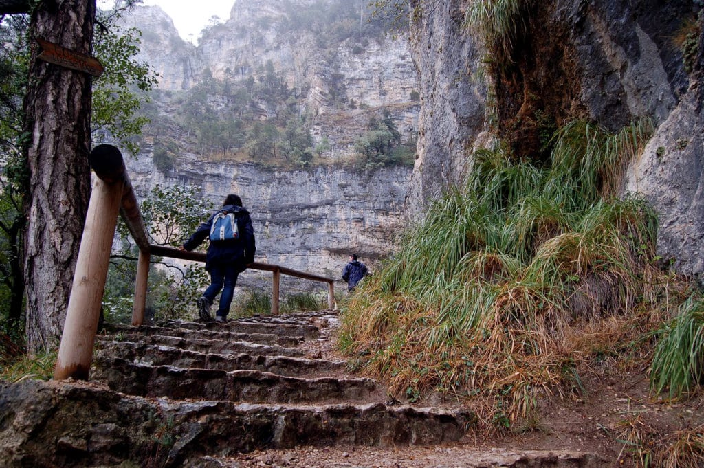 Patricia y Miguel subiendo hasta el último mirador del nacimiento