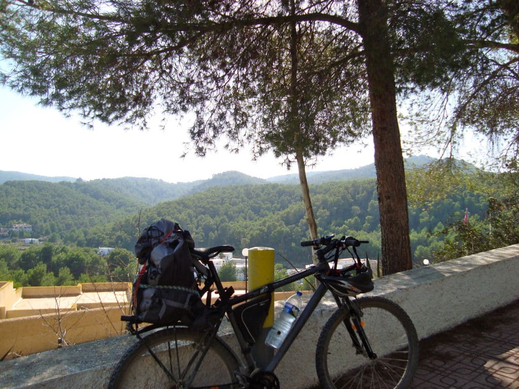 La bici, con el equipaje, tras visitar la Cova de Can Marçà