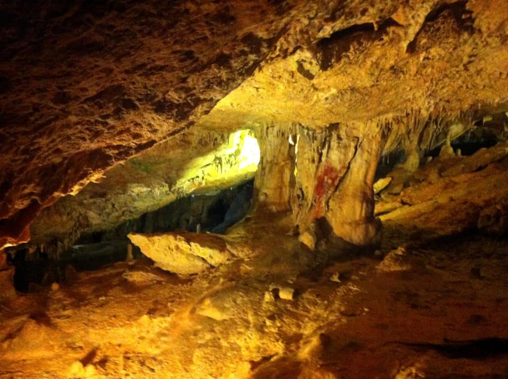 Detalle del interior de la Cova de Can Marcà