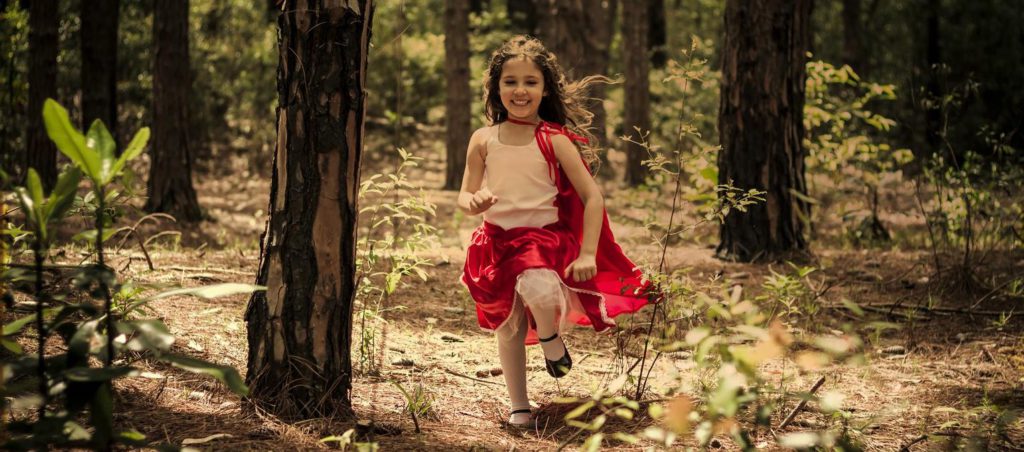 Niña en el bosque