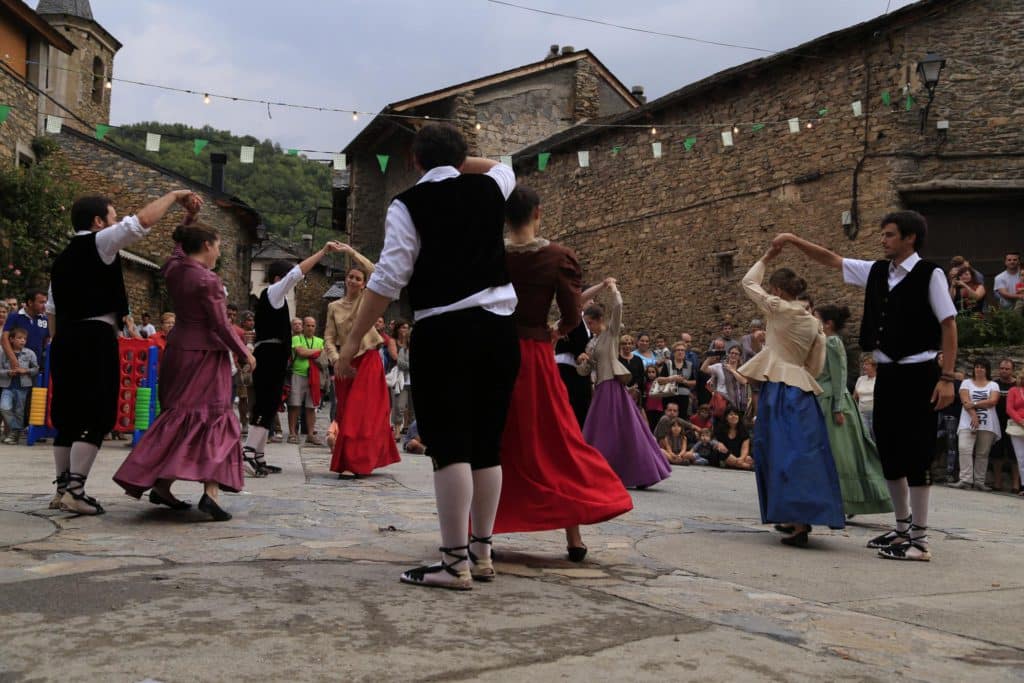 Els Esmolets de Sort bailando rigodons en Altron