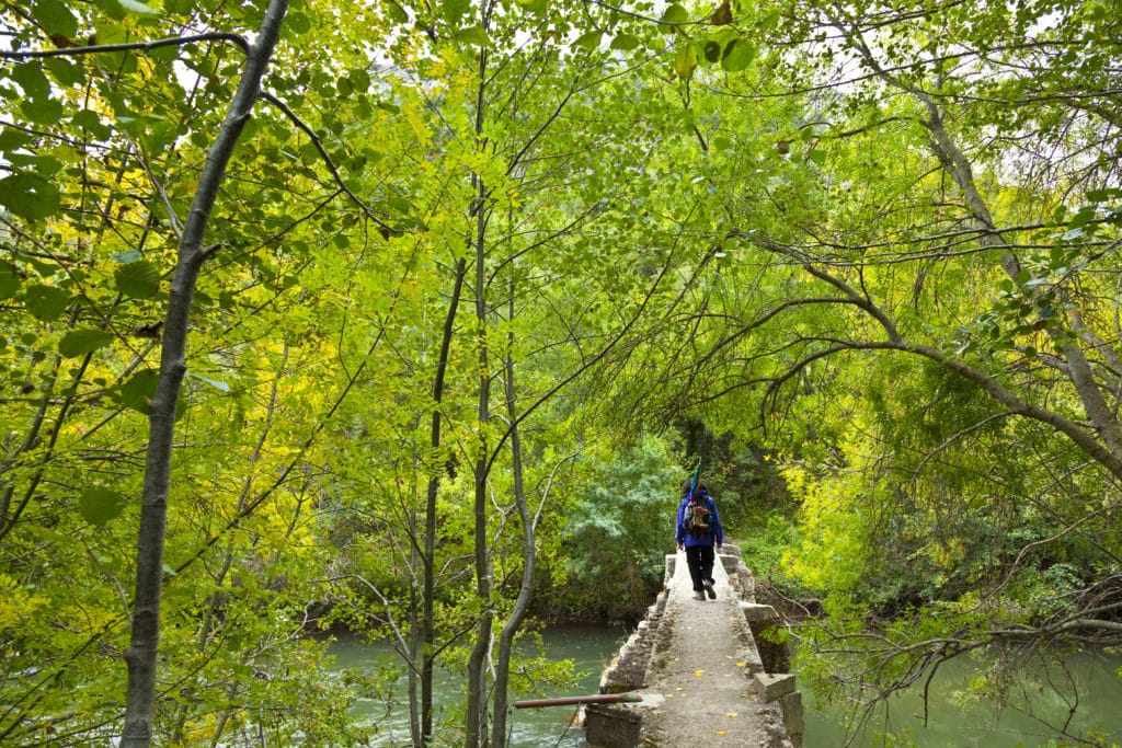 Puente sobre río Ebro. Central Eléctrica El Porvenir. Senderismo Cañón del Ebro. Sendero GR 99. Señalización. BURGOS. CASTILLA Y LEÓN. ESPAÑA