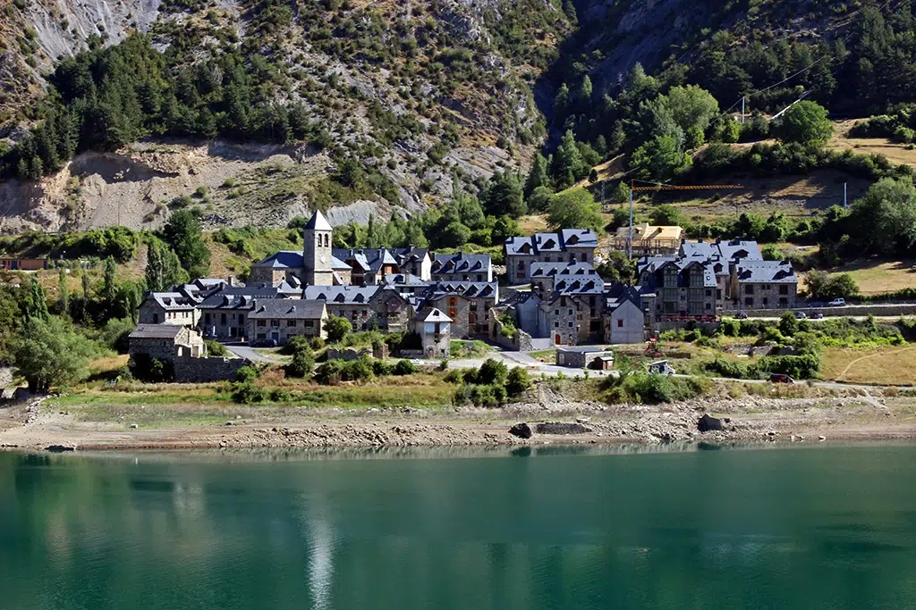 Pueblo y embalse de Lanuza