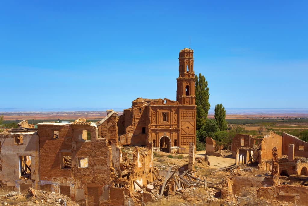 Una vista de los restos del casco antiguo de Belchite, España, destruidos durante la Guerra Civil española y abandonados desde entonces, destacando la iglesia de San Martín de Tours