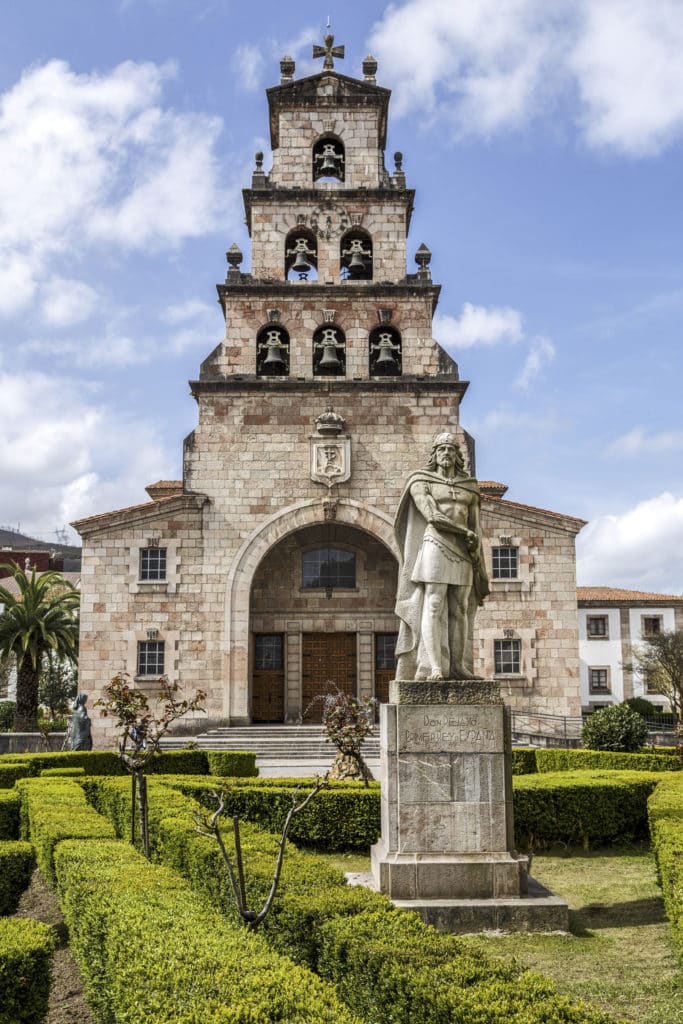 Iglesia-de-la-Asunci%C3%B3n-en-Cangas-de-On%C3%ADs-683x1024.jpg