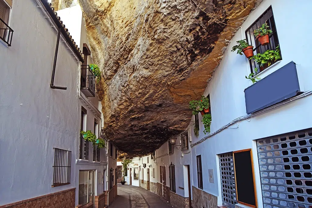 Las casas están construidas bajo la misma roca en Setenil de las Bodegas.