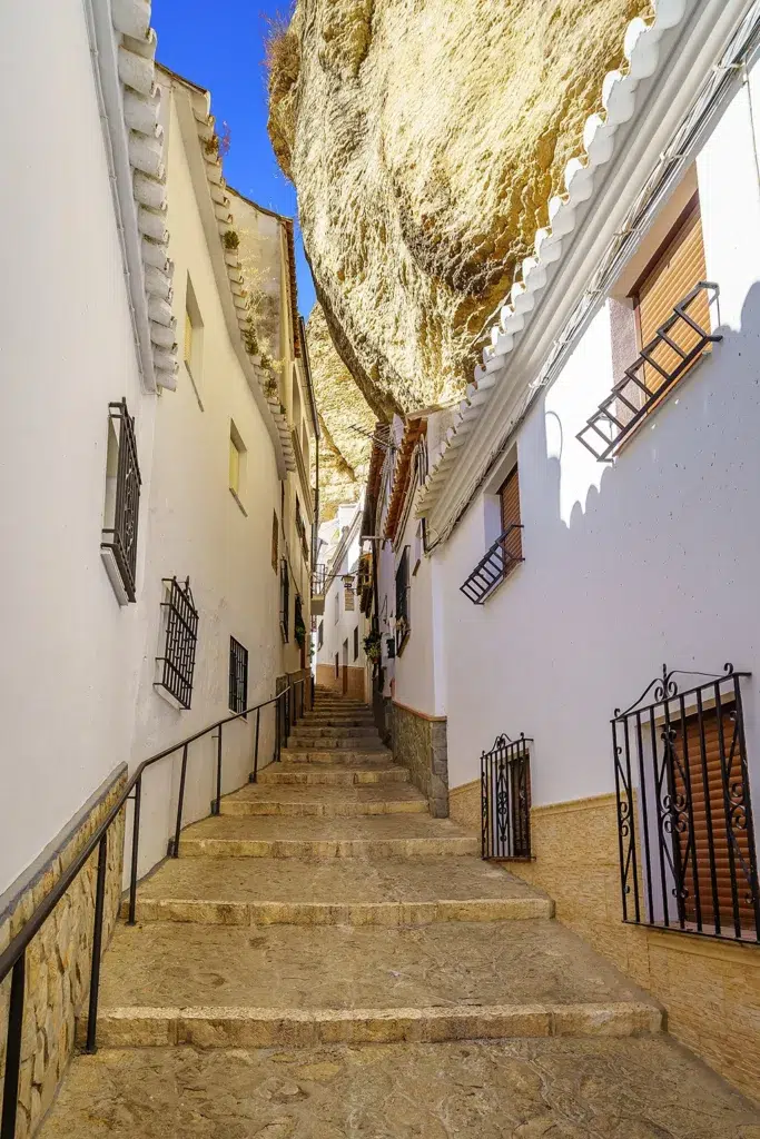 La calle Herrería, uno de las imprescindibles de Setenil.