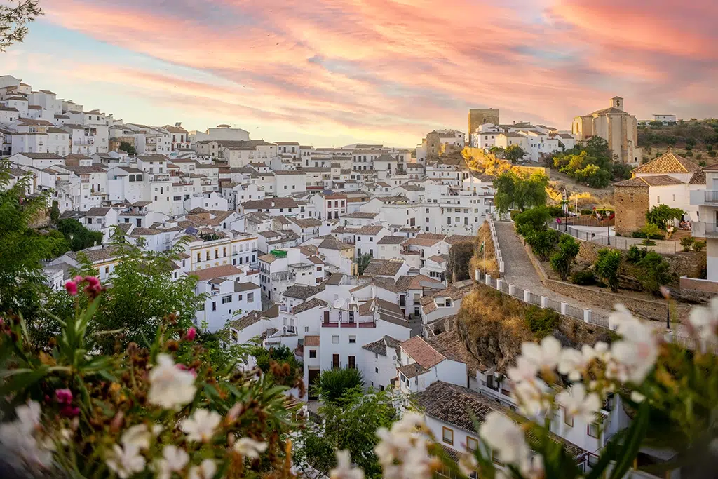 Las vistas de Setenil de las Bodegas desde los miradores cercanos son espectaculares.