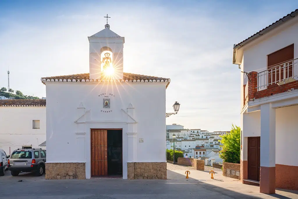 Atardecer sobre la ermita de Nuestra Señora del Carmen, en Setenil de las Bodegas.