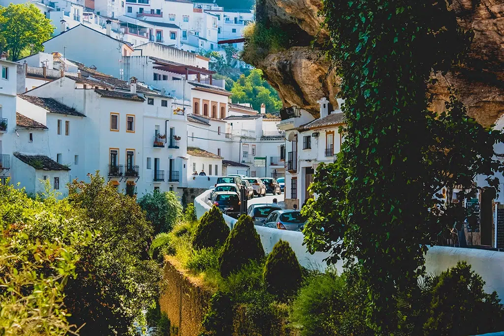 El entorno natural de Setenil de las Bodegas posee un gran atractivo.