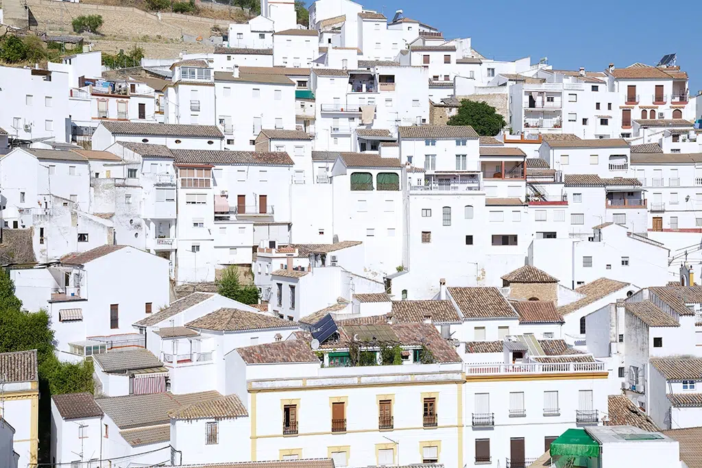 Setenil forma parte de la Ruta de los Pueblos Blancos de Cádiz.