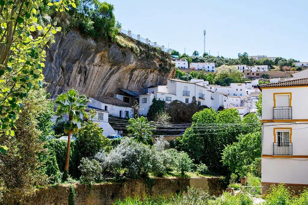 Edificaciones bajo la roca en Setenil de las Bodegas.