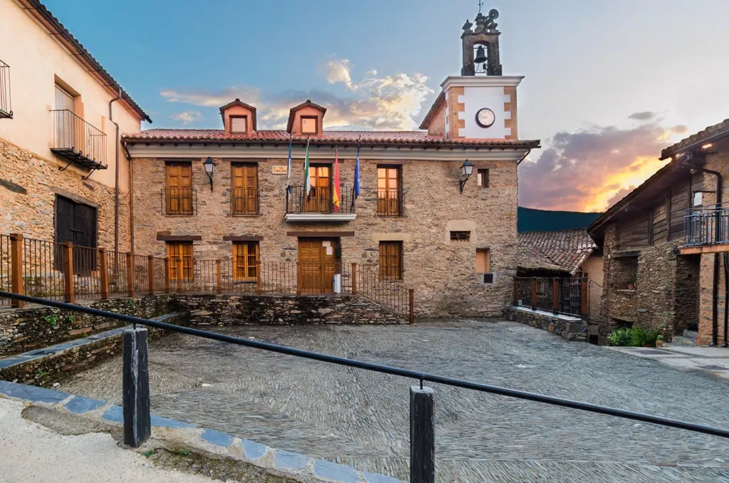 La plaza del ayuntamiento de Robledillo de Gata.