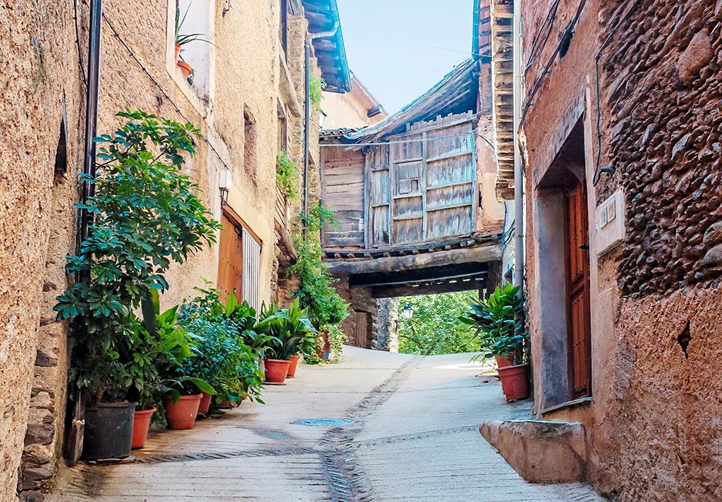 La arquitectura tradicional destaca en este pueblo con encanto de Extremadura.