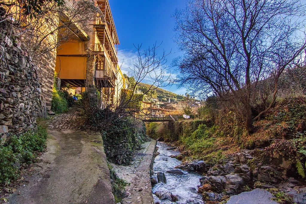 El agua fluye y marca el ritmo en este rincón de la Sierra de Gata.