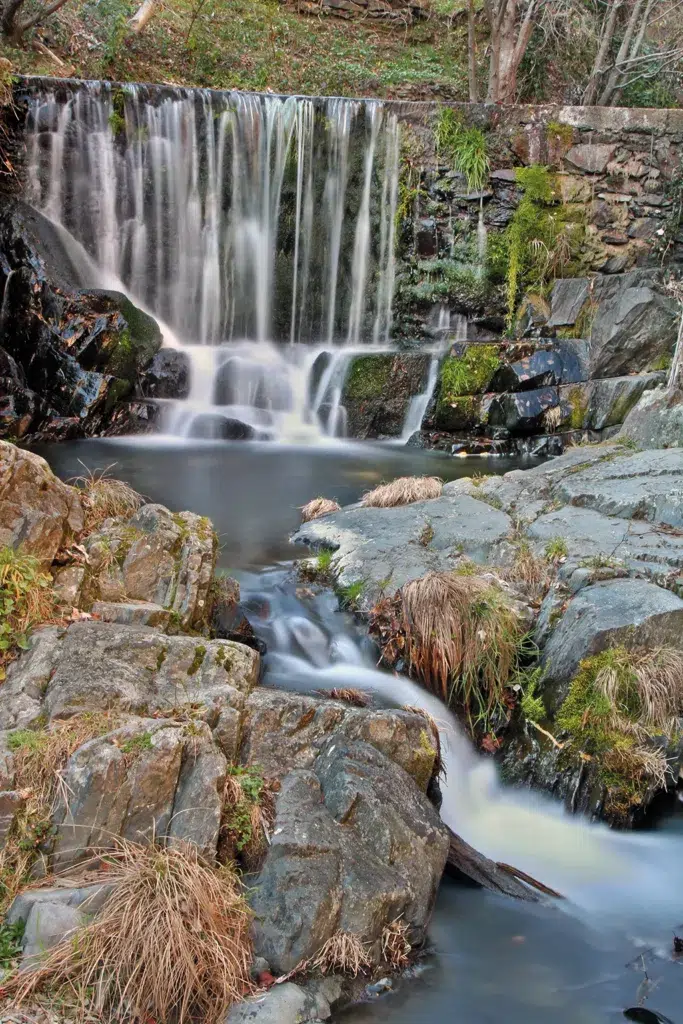 Salto de agua en los alrededores de Robledillo de Gata.