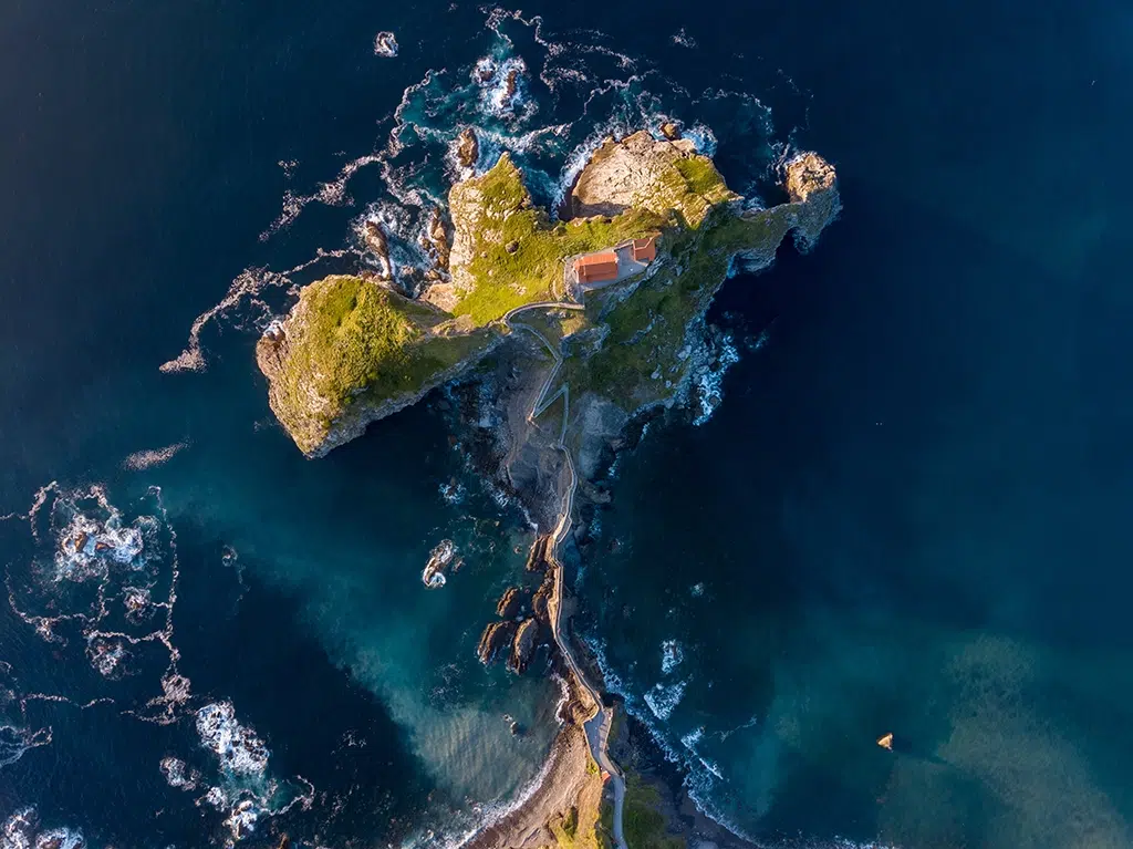 Vista cenital del islote de San Juan de Gaztelugatxe. 