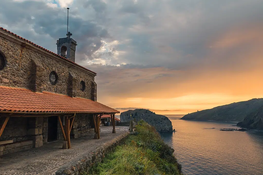 Vista desde el lateral de la ermita de San Juan de Gaztelugatxe.