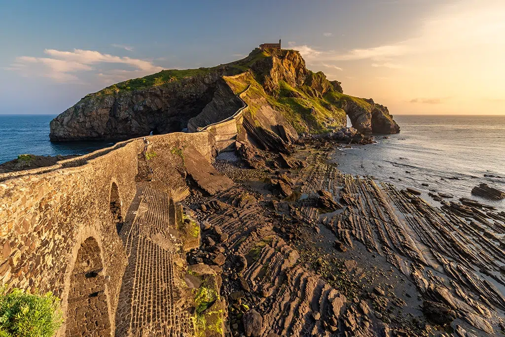 Formaciones de flysch al pie de San Juan de Gaztelugatxe.