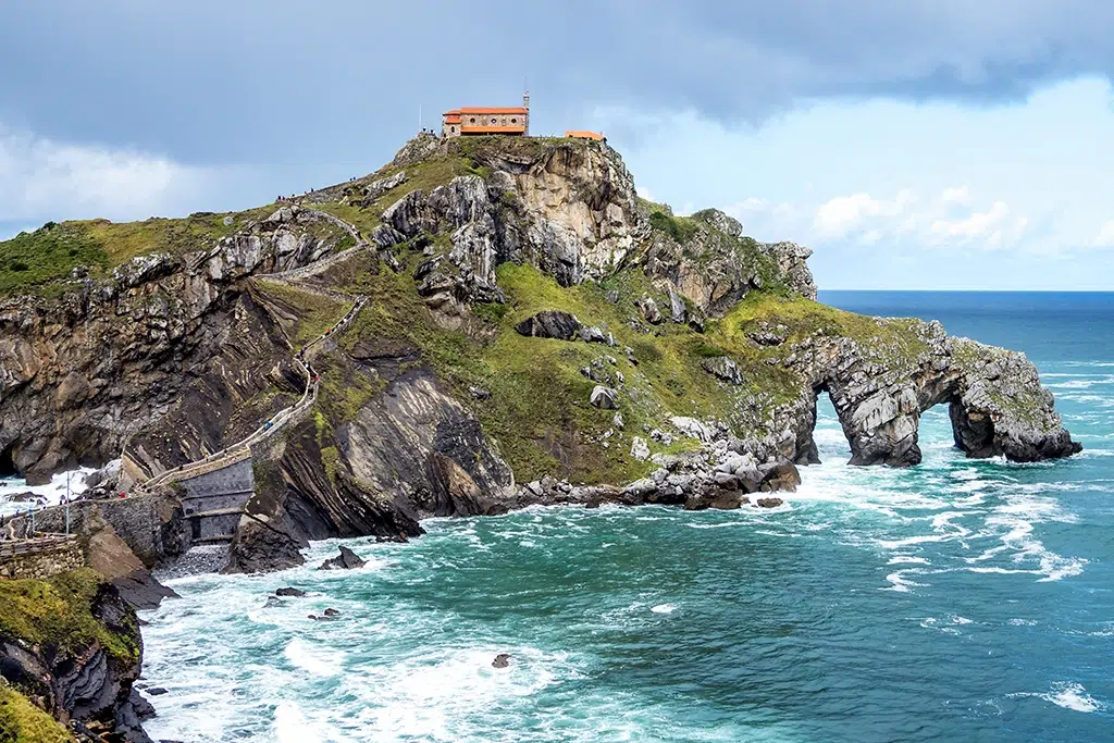 El sendero de acceso y el  islote de San Juan de Gaztelugatxe. 