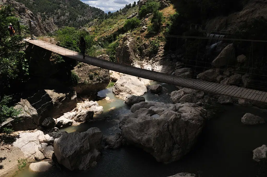 puente colgante en la ruta del Gollizno