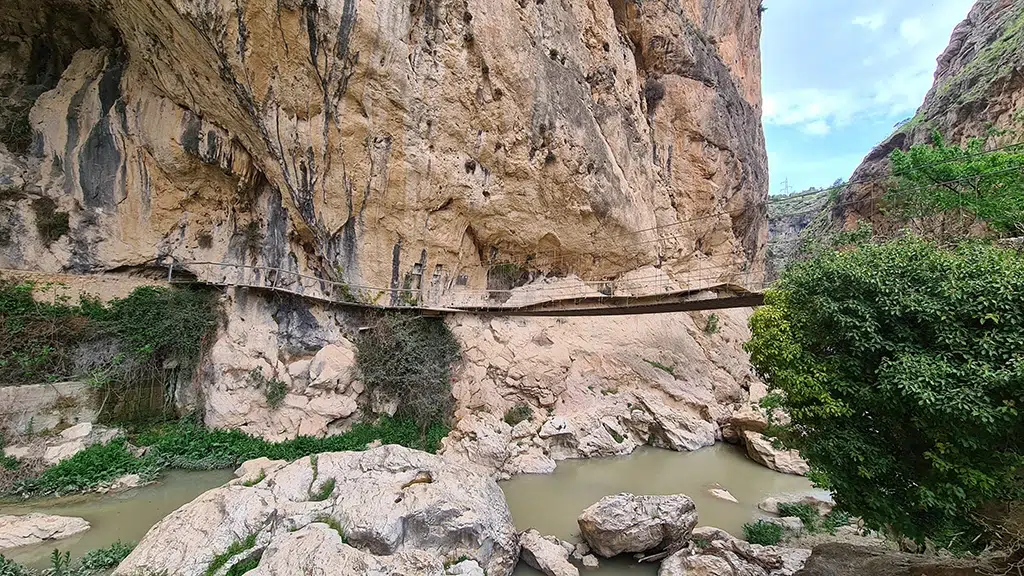 Puente colgante sobre el río Velillos. Ruta del Gollizno. Moclín