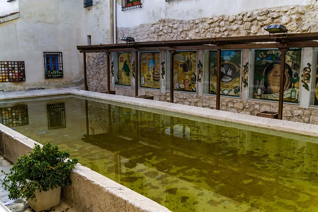 El antiguo lavadero municipal de Chinchón, cerca del cual se ubica la Oficina de Turismo.