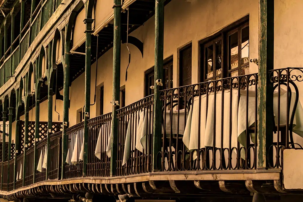 Detalle de los característicos balcones de la Plaza Mayor de Chinchón.