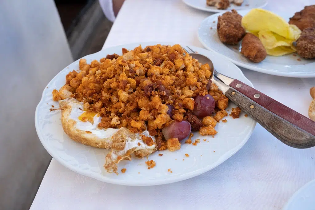 Las migas con huevo y uvas, uno de los platos típicos de Chinchón.