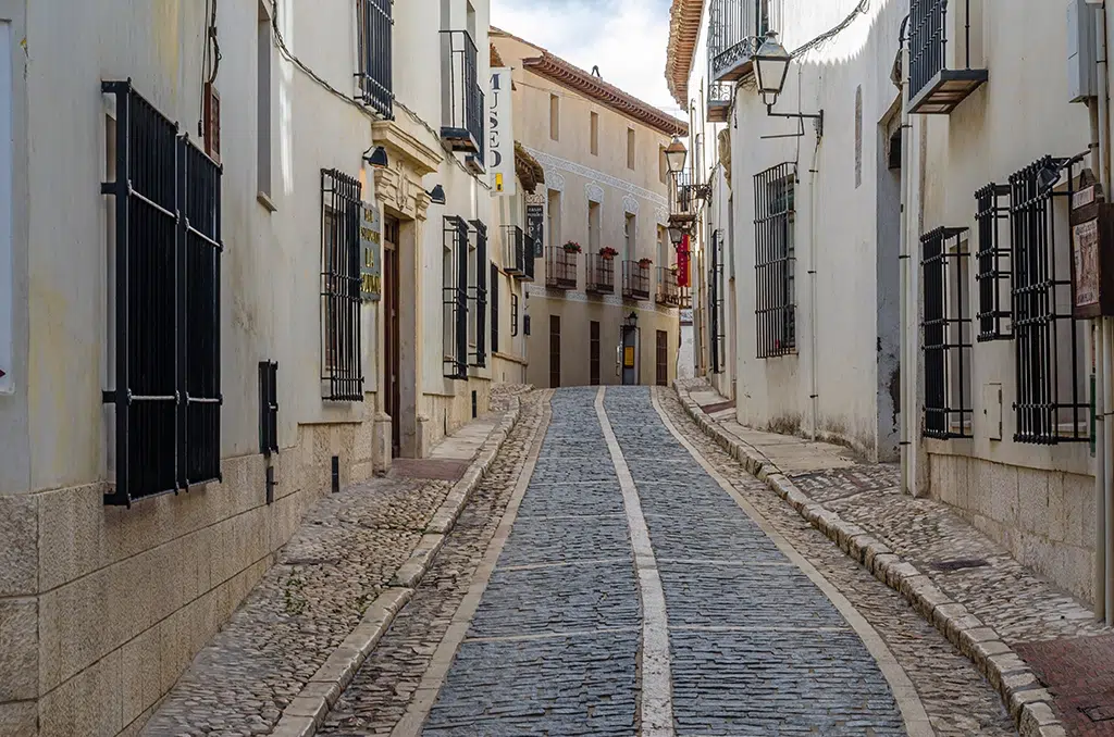 Una de las calles empedradas típicas de Chinchón.