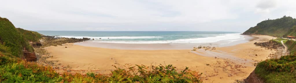 Composición panorámica  de la Playa Arenal de Morís  el Mar Cantabrico, al Norte de España.  Asturias. España