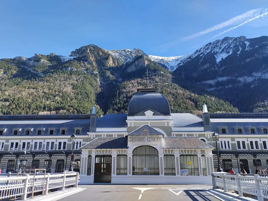 La estación de tren internacional de Canfranc, una de las joyas arquitectónicas del Pirineo aragonés.