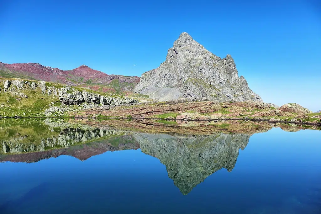 Ibón de Anayet y pico Anayet al fondo. Uno de los paisajes más espectaculares del Pirineo aragonés.