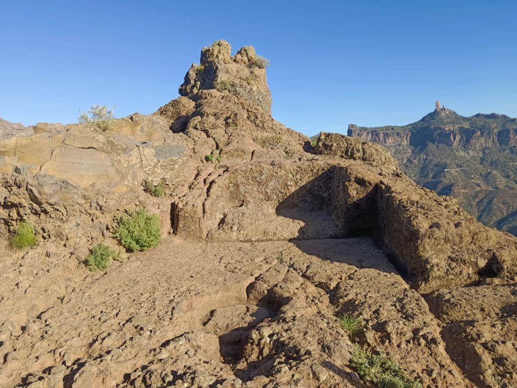 Observatorio solar aborigen en el roque Bentayga. En los equinoccios, el primer rayo de sol atraviesa la muesca de la roca vertical y cae sobre el círculo tallado en el centro de la plataforma.