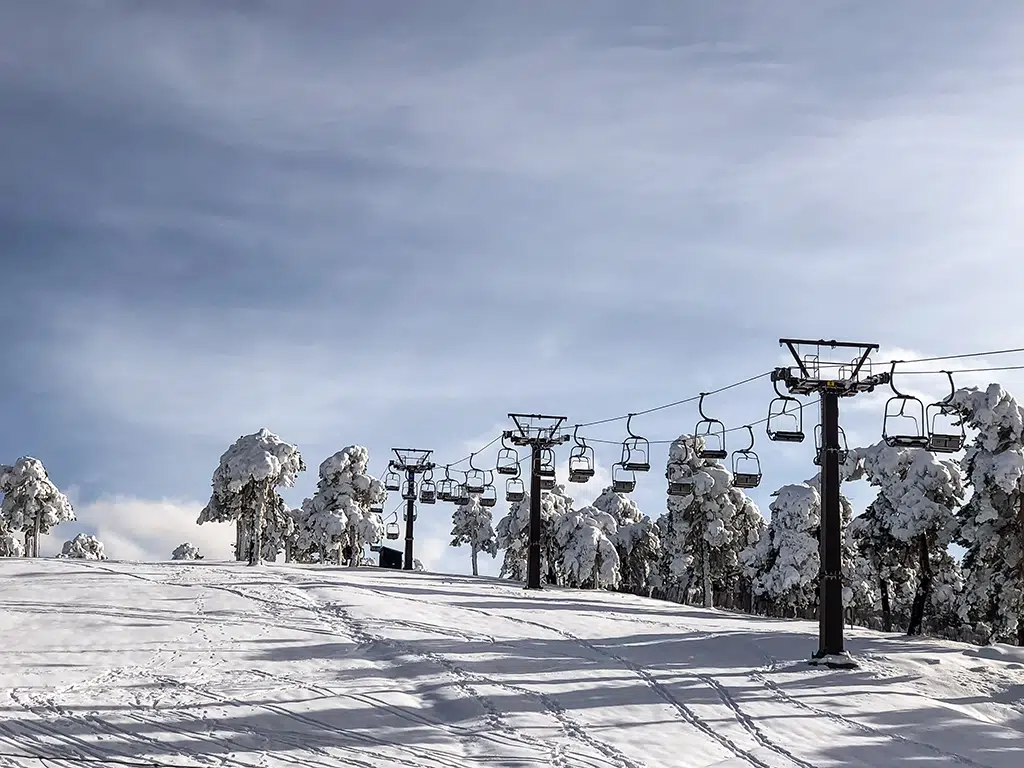 El esquí es posiblemente la actividad mayoritaria en Cercedilla en invierno.