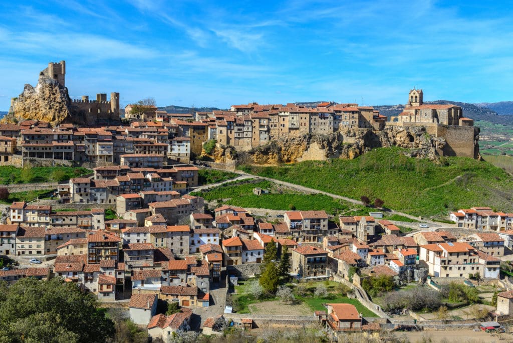 Vista panorámica de Frías, pueblo medieval en Burgos, España