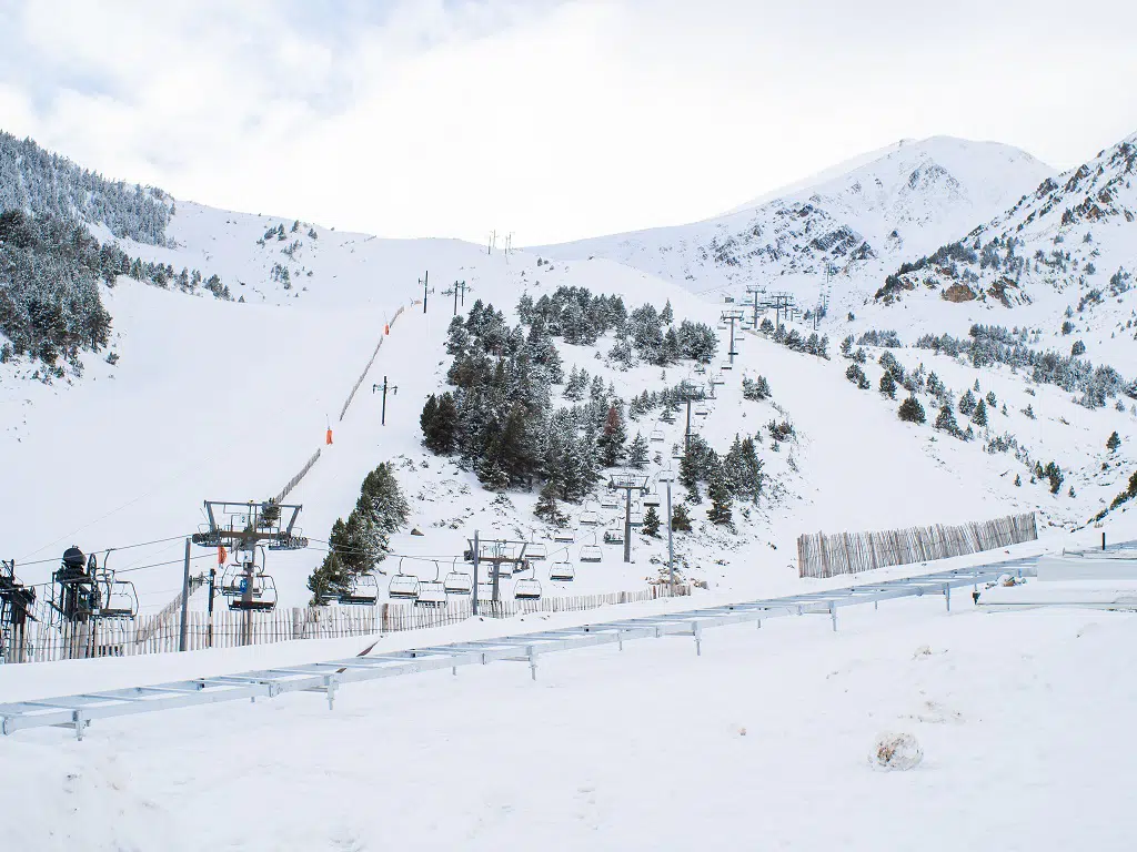 Invierno en las pistas de esquí Vallter 2000