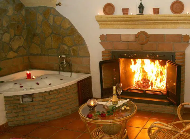 Chimenea en Casas Cueva Cazorla - Suite