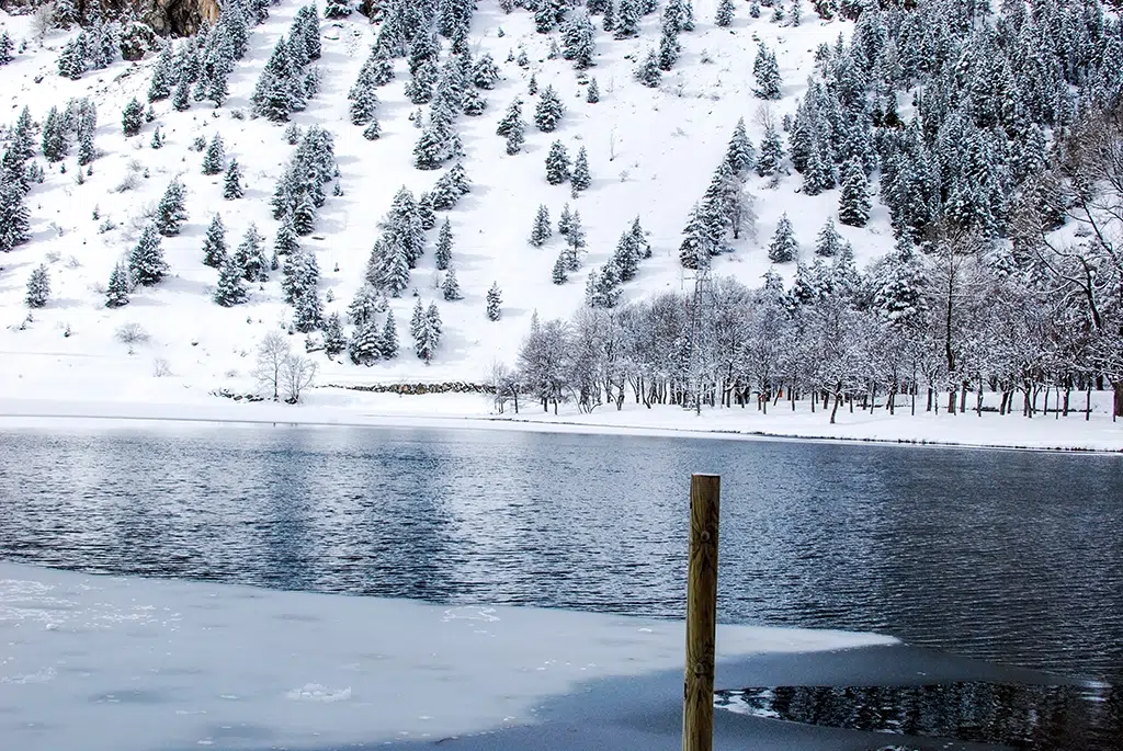 La nieve cubre el paisaje de los Baños de Panticosa en invierno.