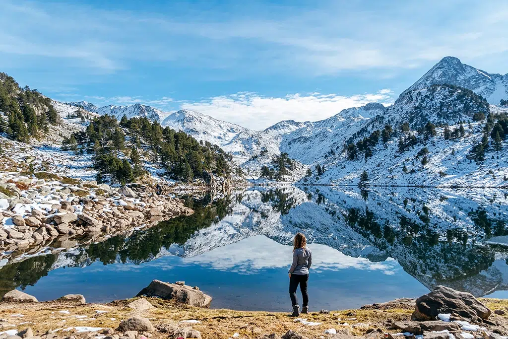 Cerca de Baqueira-Beret podemos pasear por el entorno de lagos glaciares.