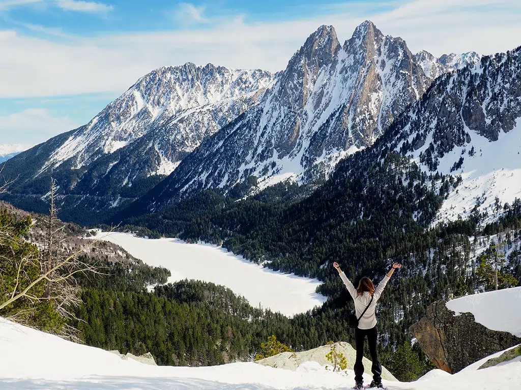 El Parque Nacional de Aigüestortes i Estany de Sant Maurici también ofrece rutas con raquetas de nieve.