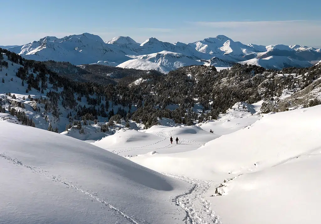 Larra-Belagua (Navarra), un paraíso de rutas con raquetas  de nieve.