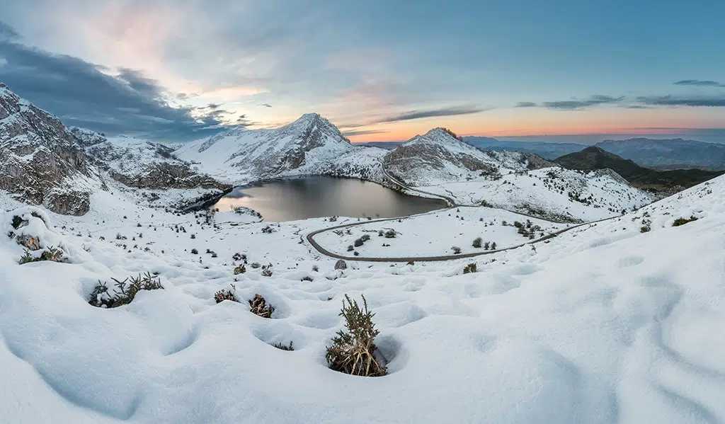 Los lagos de Covadonga, cubiertos de nieve, preciosos.