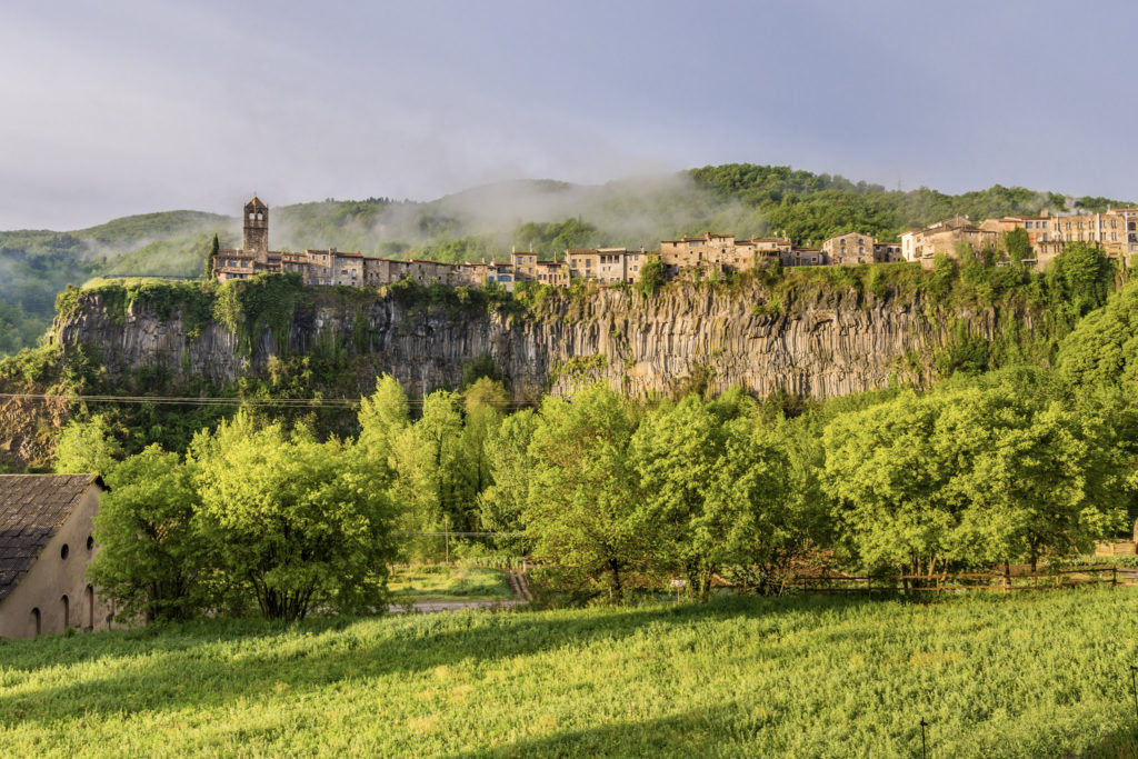 Pueblos al borde del precipicio. Castelfollit de la roca