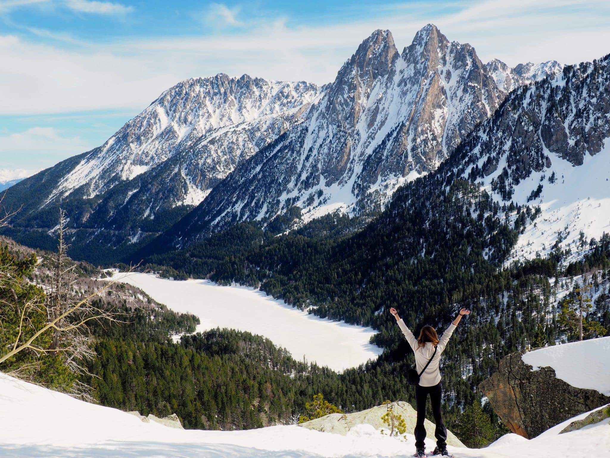 Chica llegando al mirador (Parque nacional de Aigüestortes)