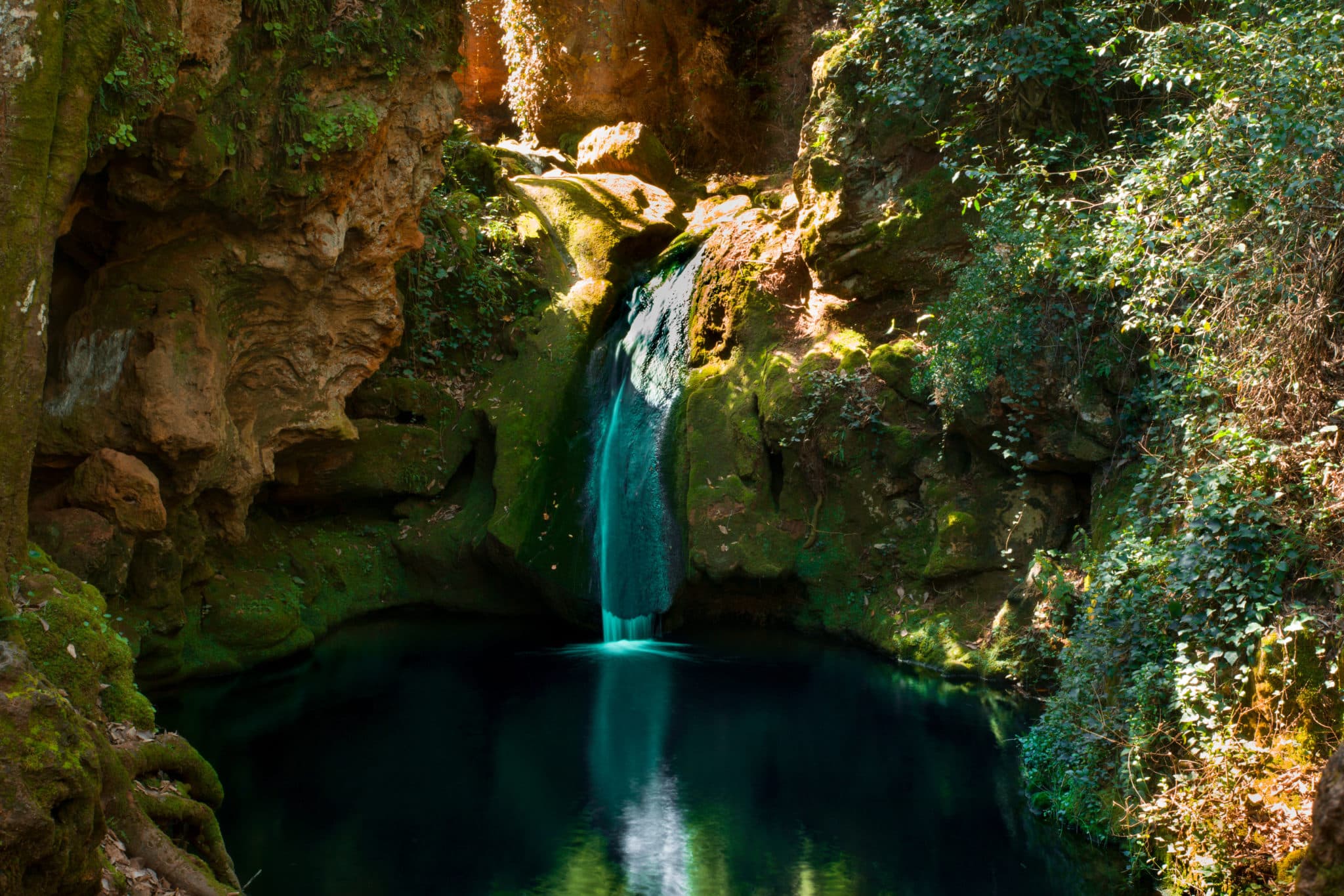 Río natural en el bosque naturaleza maravillosa, baños de popea Córdoba España