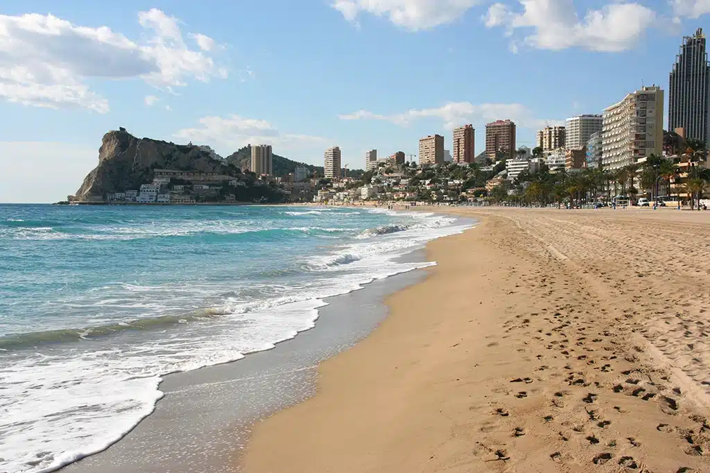 Playa de Poniente (Benidorm).  Una de las playas para disfrutar de la costa de Alicante.